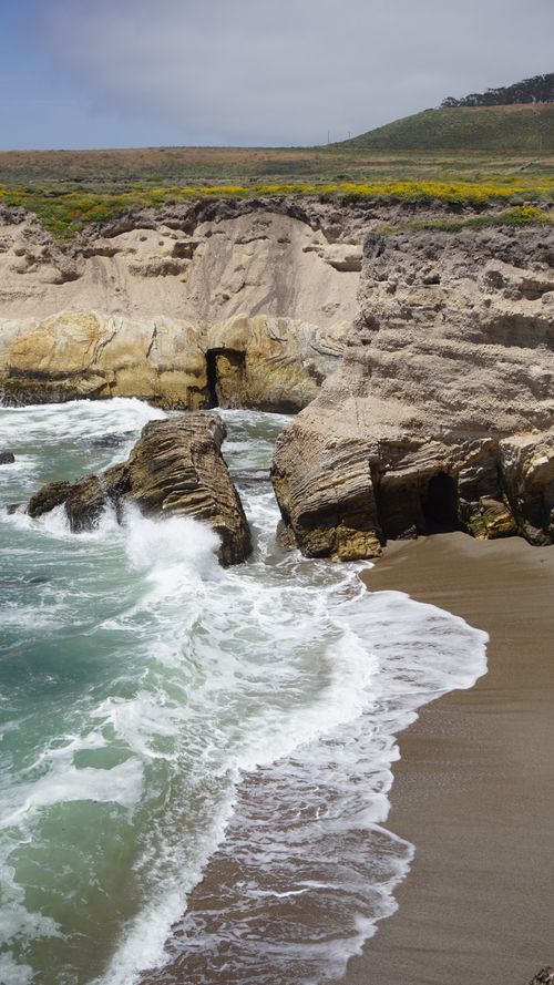 Free Capture of rocky coastline and waves at Montaña de Oro State Park, California. Stock Photo