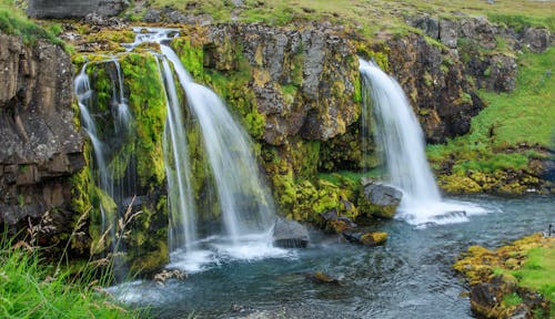 Бесплатное стоковое фото с водопад, живописный, мох