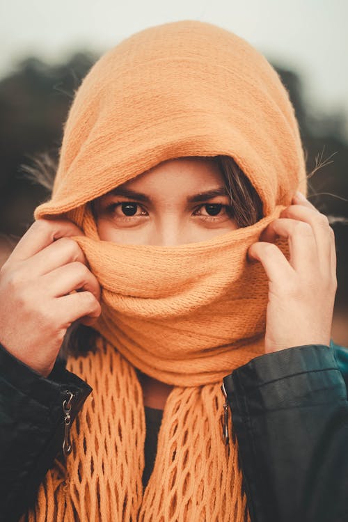 atkı, başörtüsü, dikey atış içeren Ücretsiz stok fotoğraf