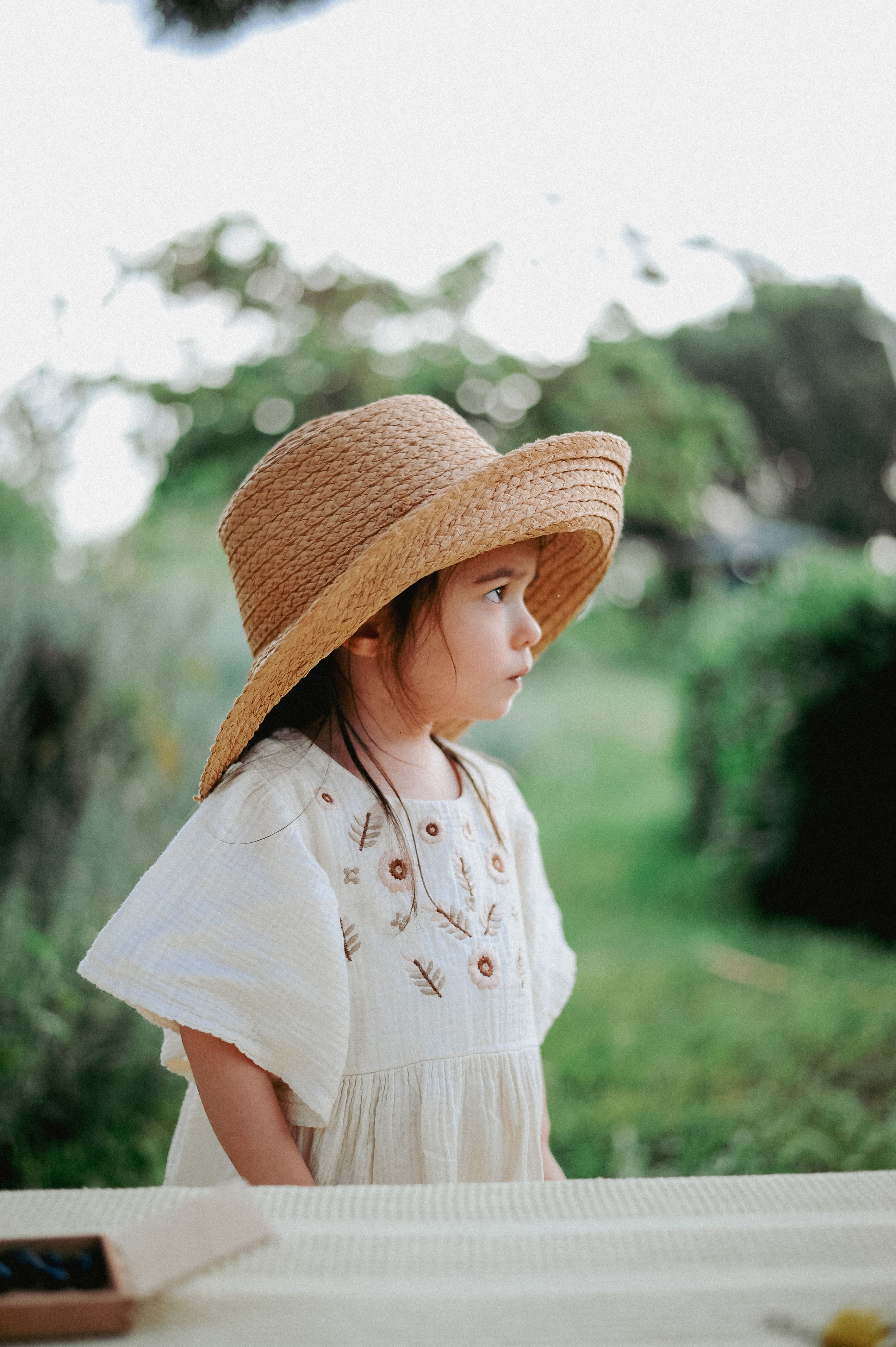 麦わら帽子をかぶった小さな女の子 · 無料の写真素材