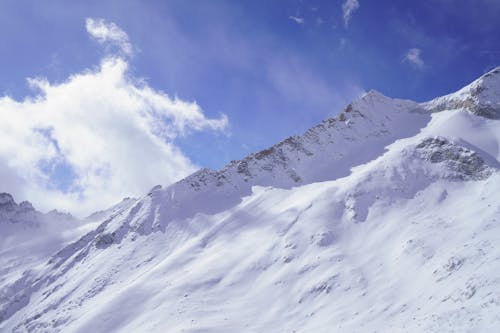 Бесплатное стоковое фото с голубое небо, горный пик, горы