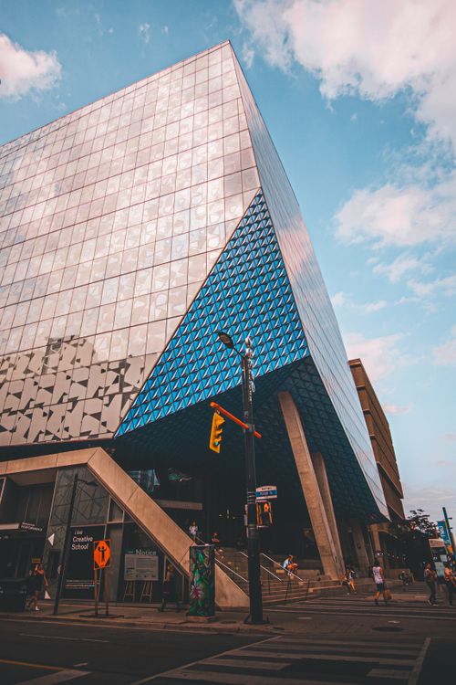 Free Captivating modern architectural structure with blue and reflective elements under a clear sky. Stock Photo