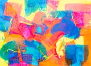 这幅动态抽象艺术品，画布上生动地呈现了蓝色、红色和黄色