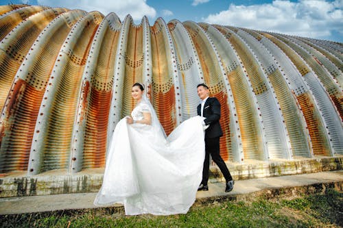 건물, 걷고 있는, 결혼 사진의 무료 스톡 사진