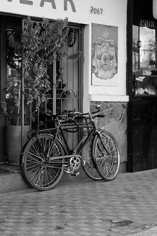 Foto profissional grátis de bicicletas, calçada, calçadas