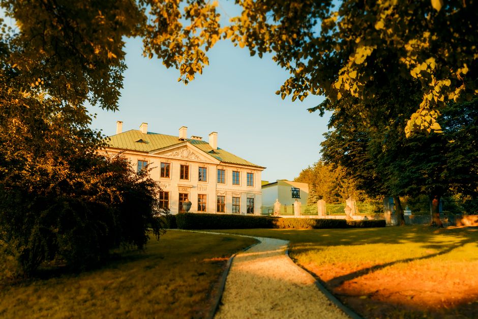 Grand baroque exterior of Rundāle Palace in Latvia