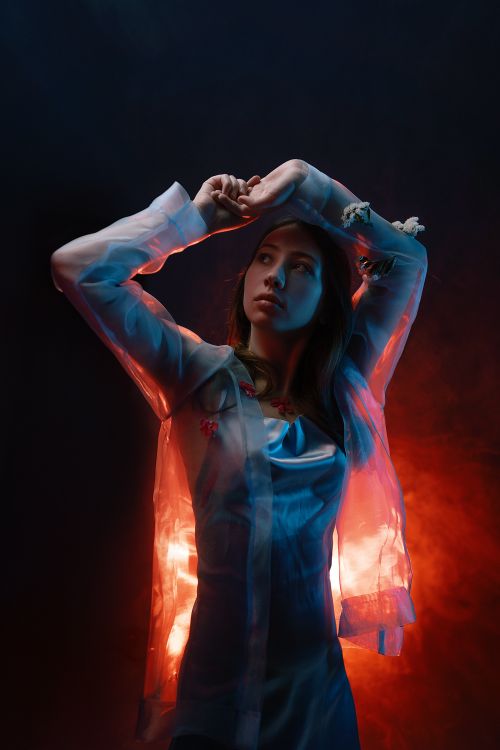女性のポートレート アート作品 ヒップに手を置いて立つ女性のポートレート · 無料の写真素材