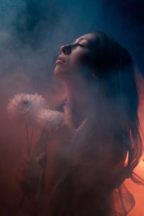 Foto d'estoc gratuïta de Dona bonica, flors, fum