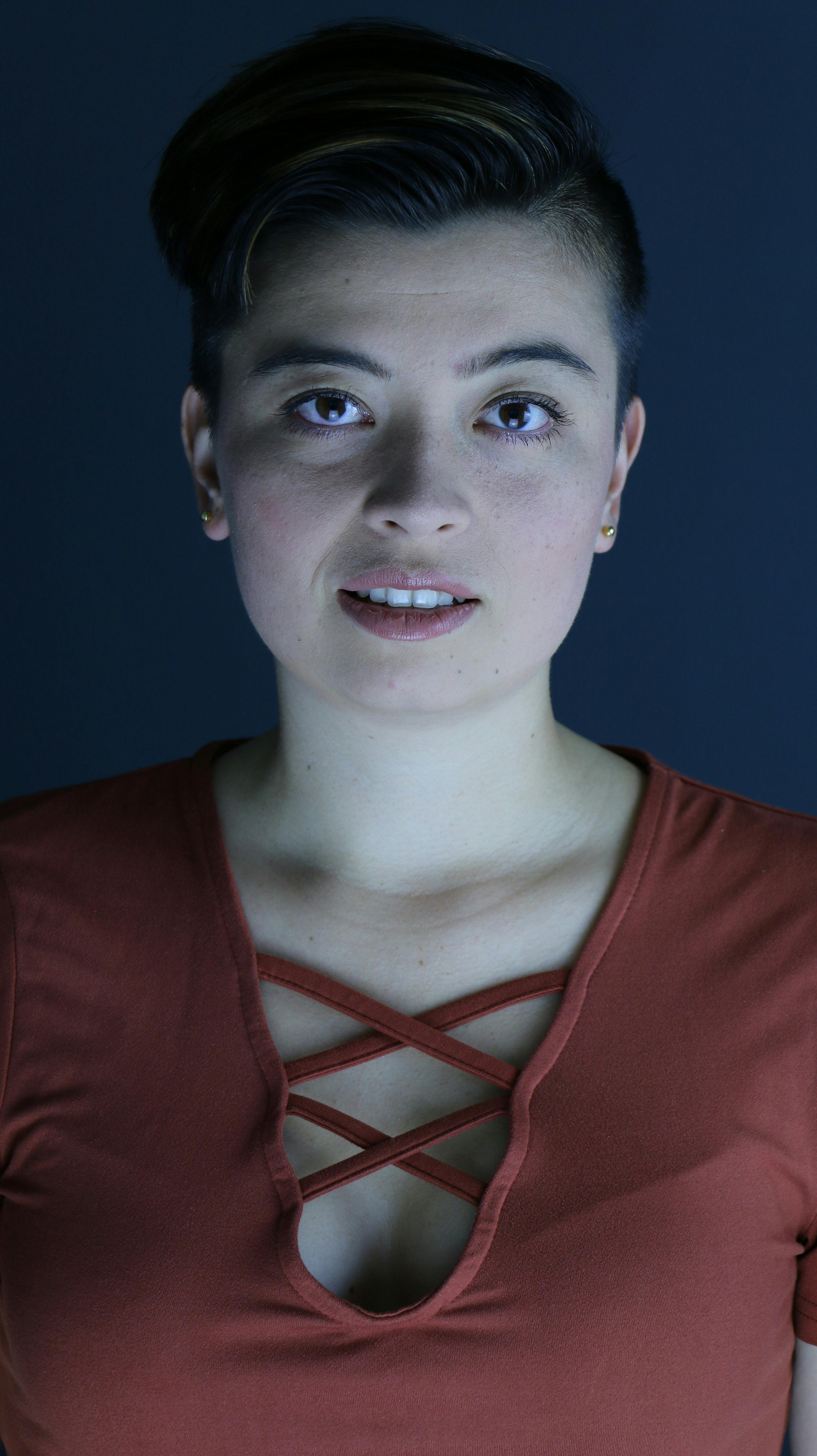 bezplatná Základová fotografie zdarma na téma #krytý, Anglie, brunetka Základová fotografie