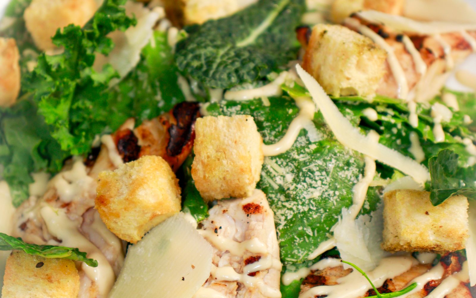Foto de Salada Caesar com frango grelhado e croutons