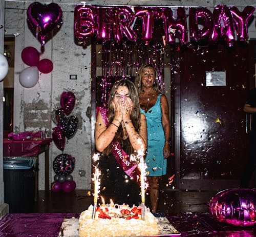 Foto profissional grátis de aniversário, balões, bolo de aniversário