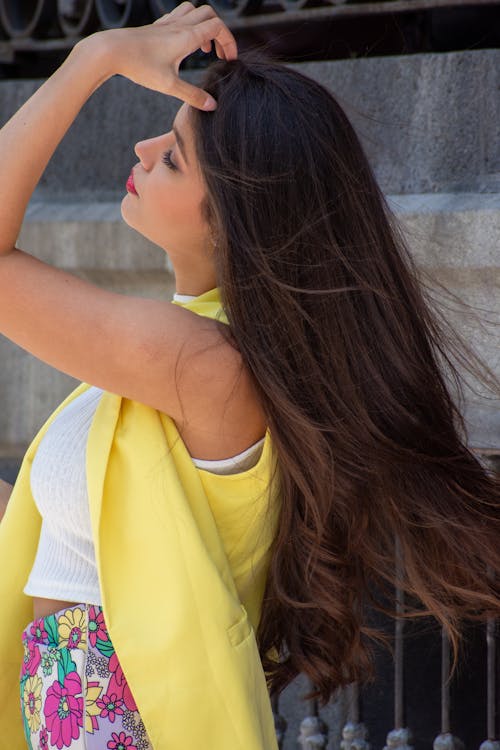Ilmainen kuvapankkikuva tunnisteilla hiusten kiinnittäminen, kaunis nainen, keltainen liivi