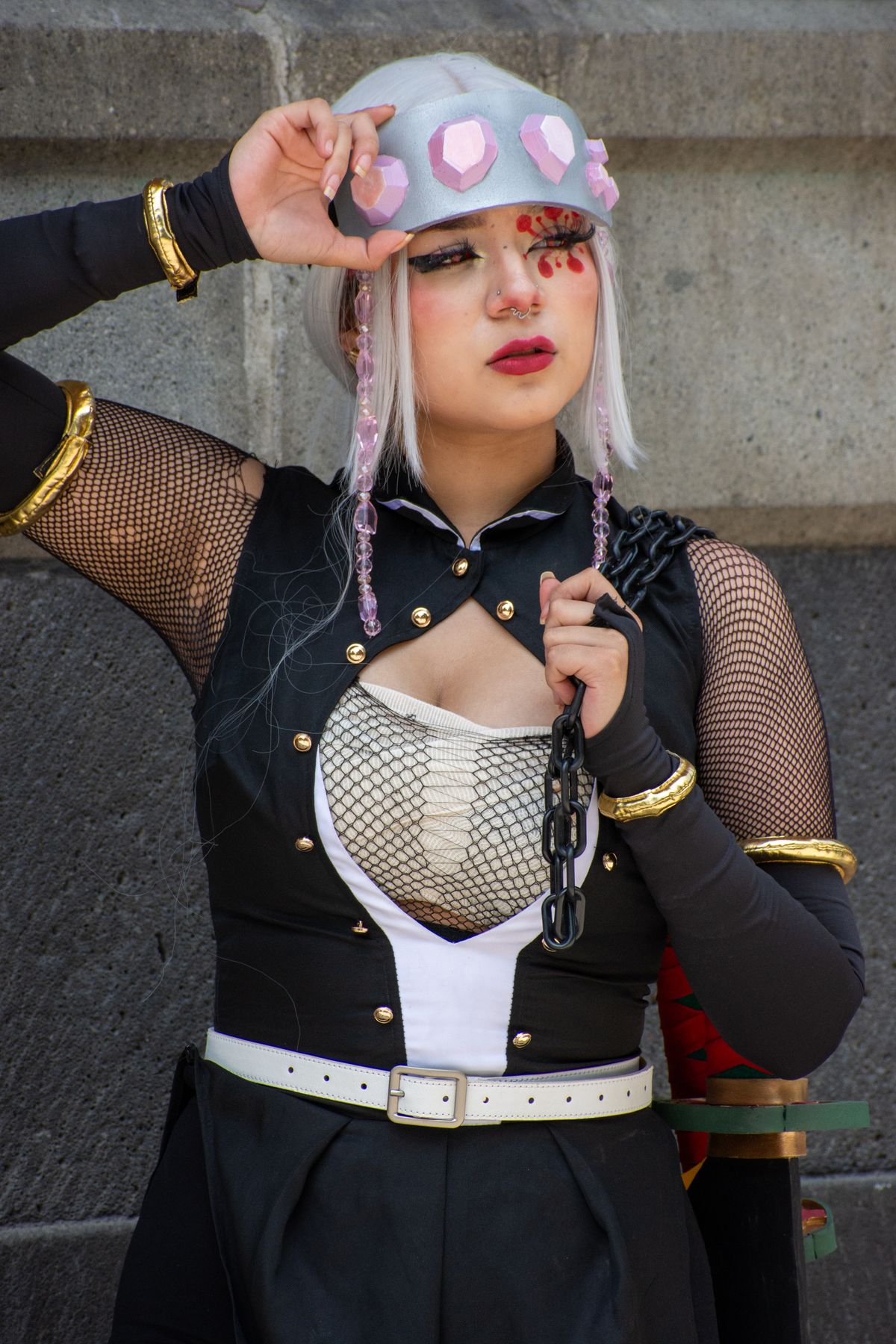 Cosplayer con vestuario y accesorios durante una convención