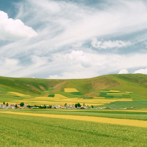 arazi, çim, dağlar içeren Ücretsiz stok fotoğraf