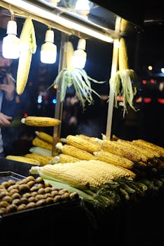 Street food vendor in İstanbul selling grilled corn at night.
