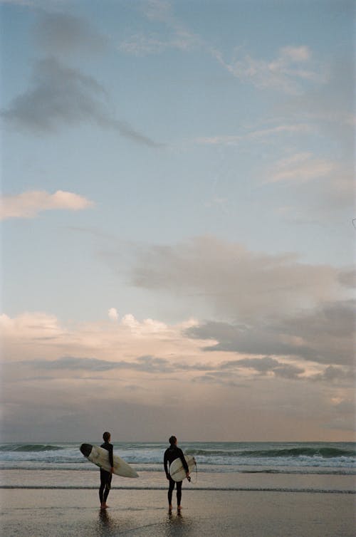 Бесплатное стоковое фото с активный отдых, берег, вертикальный выстрел