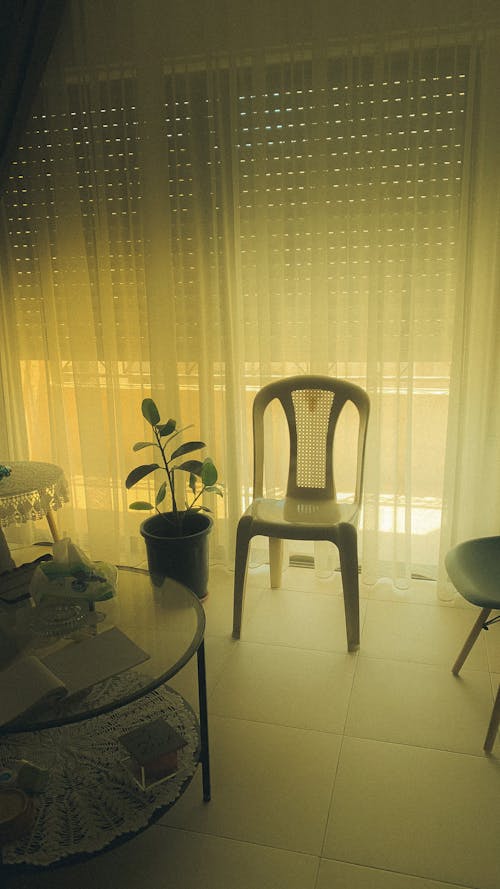 Foto profissional grátis de cadeira branca, cômodo, cortinas