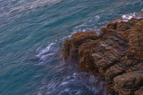 bezplatná Základová fotografie zdarma na téma kámen, mávání, moře Základová fotografie