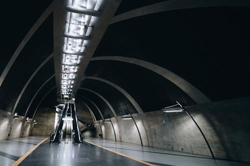 Foto stok gratis eskalator, kereta bawah tanah, masa kini