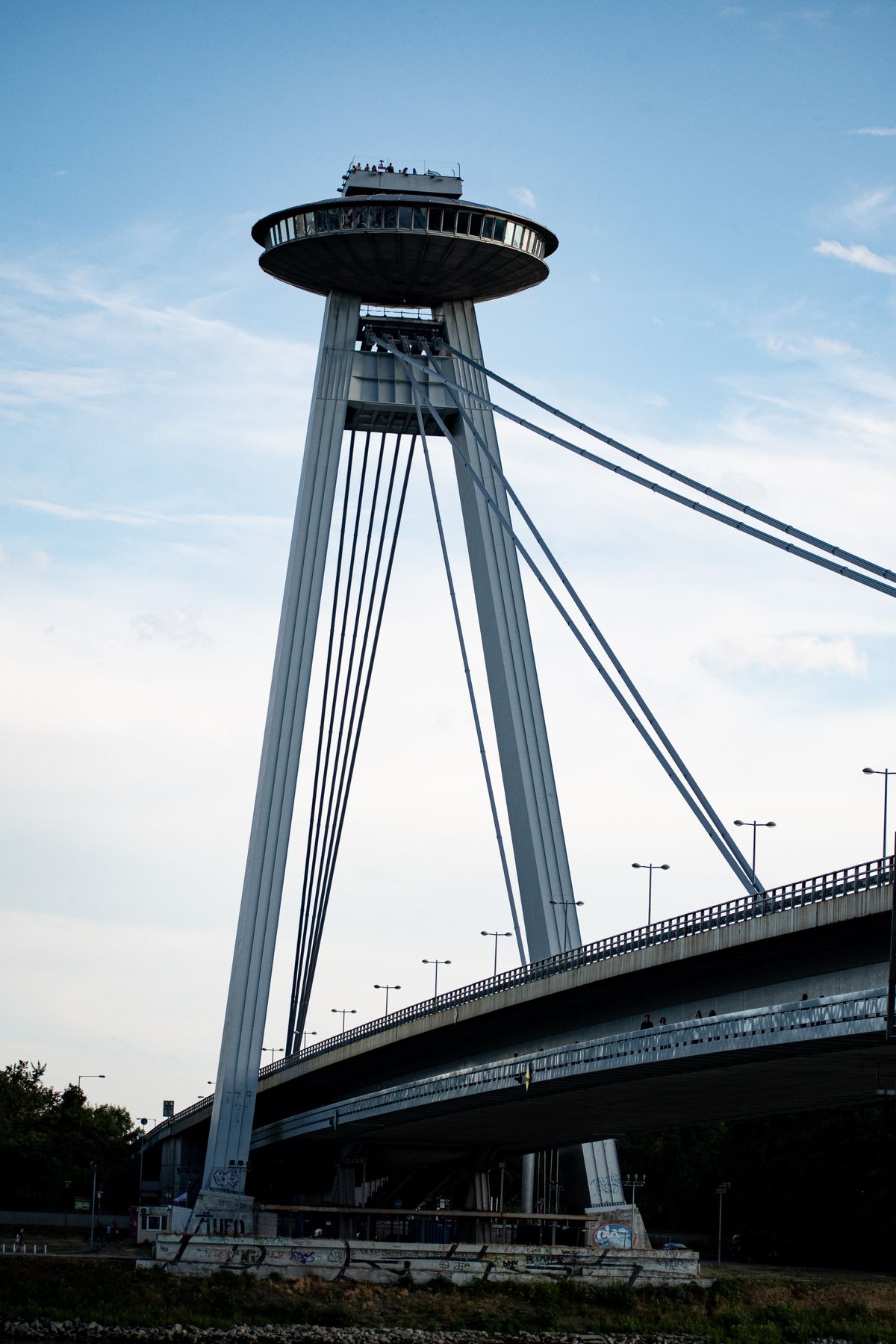 Bratislava - podul Most SNP cu turnul UFO care leagă Petržalka de centru