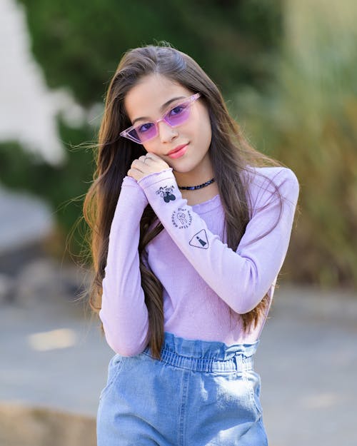 Darmowe zdjęcie z galerii z dziewczyna, fioletowe okulary przeciwsłoneczne, fotografia mody