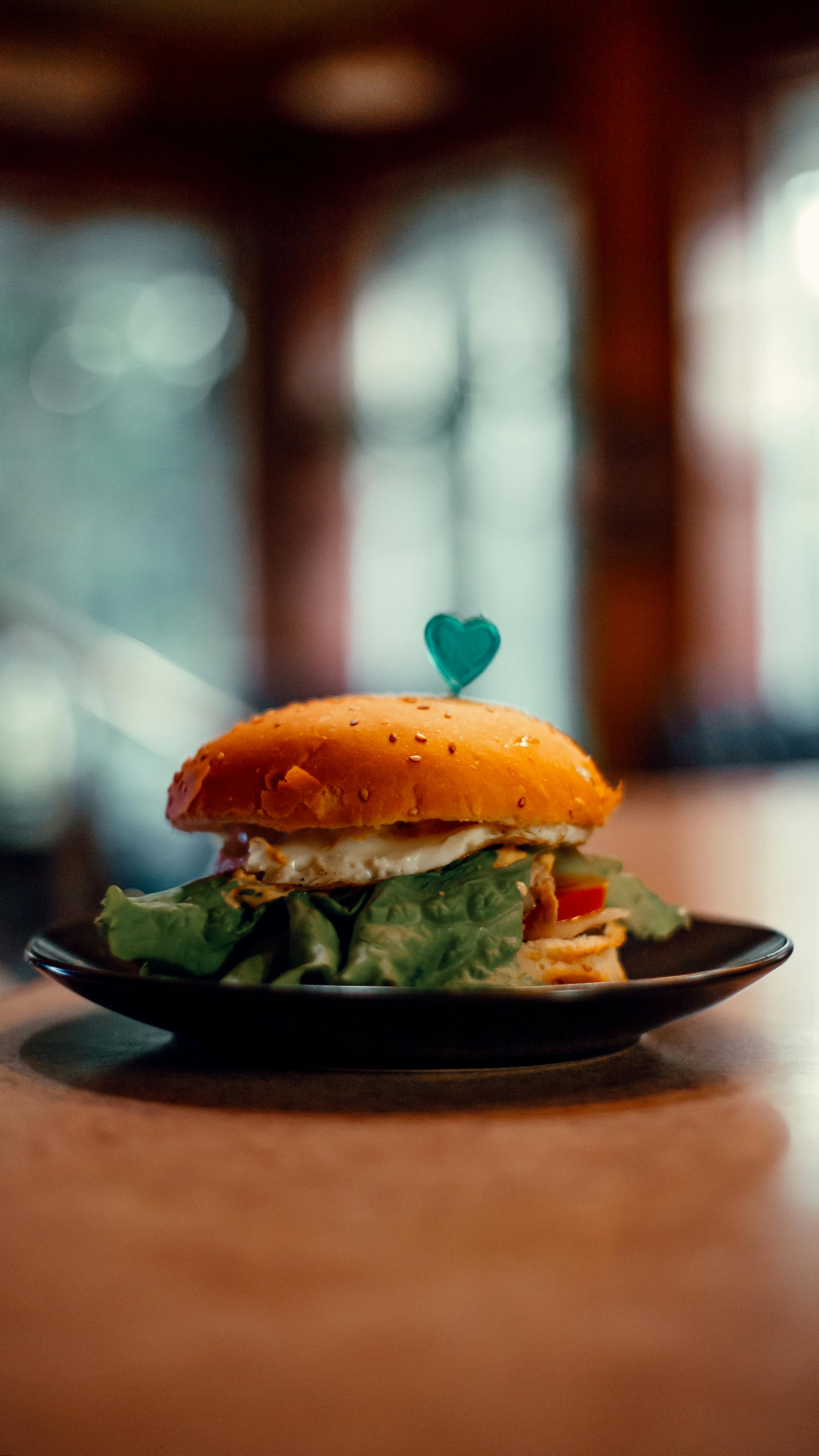 Món Hamburger Chay Thơm Ngon Cho Bữa Ăn Đầy Đủ Dinh Dưỡng