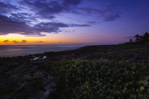 Foto profissional grátis de cair da noite, cênico, céu com cores intensas