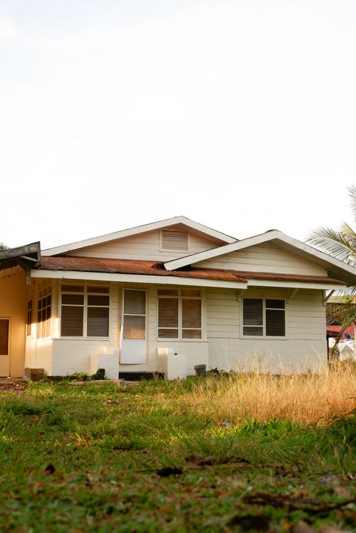 Free A quaint house in Valencia City with a lush garden, perfect for suburban living. Stock Photo