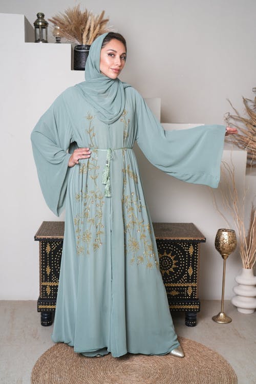 Photos gratuites de abaya, arrière-plan blanc, debout