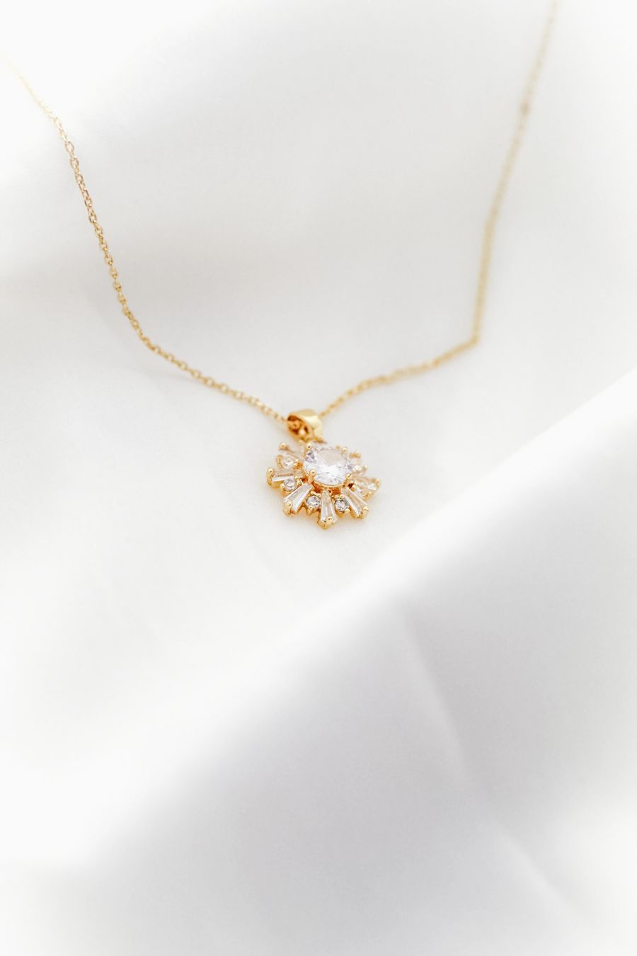Gold necklace with diamond pendant