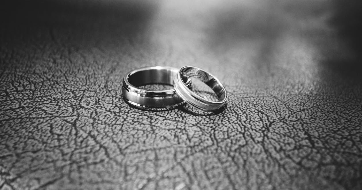 바닥에 결혼 반지의 클로즈업