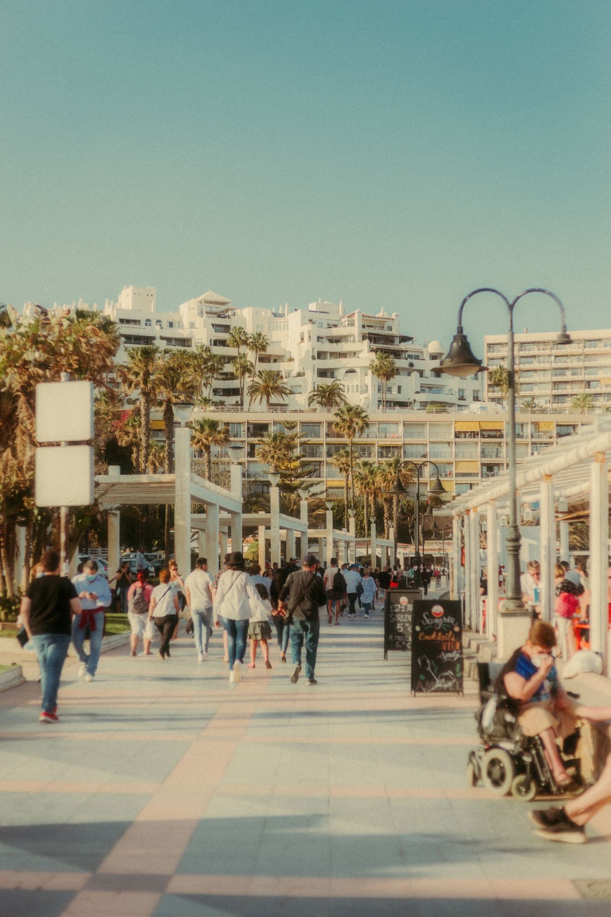 Torremolinos - oameni pe promenada de lângă plajă