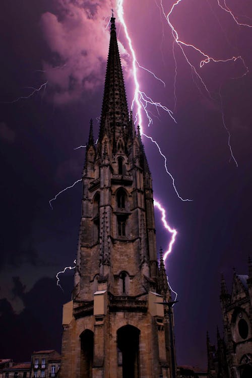 Relampago en la iglesia en Bourdeaux, Francia