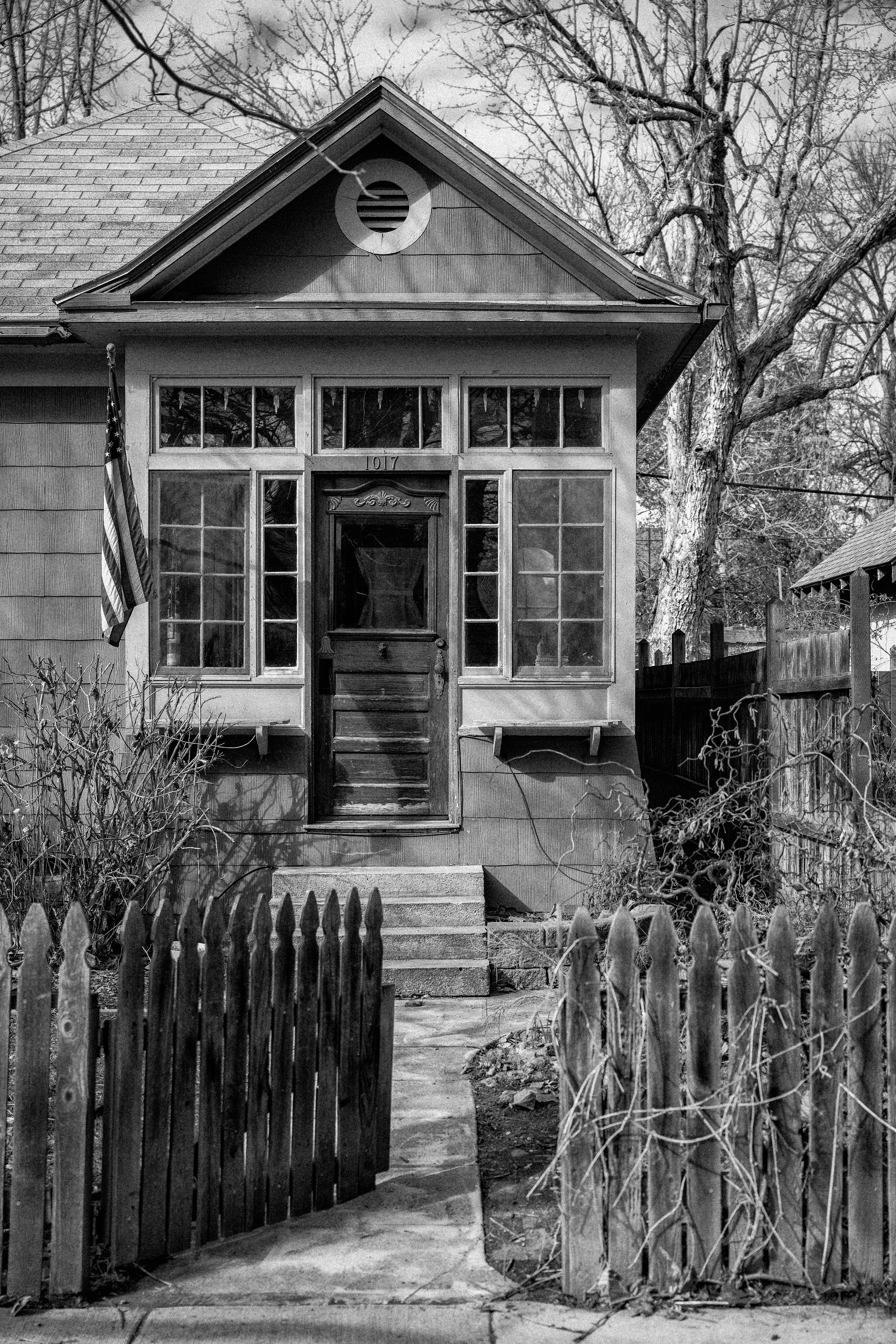Black and White Picture of an Old House with a Fence · Free Stock Photo