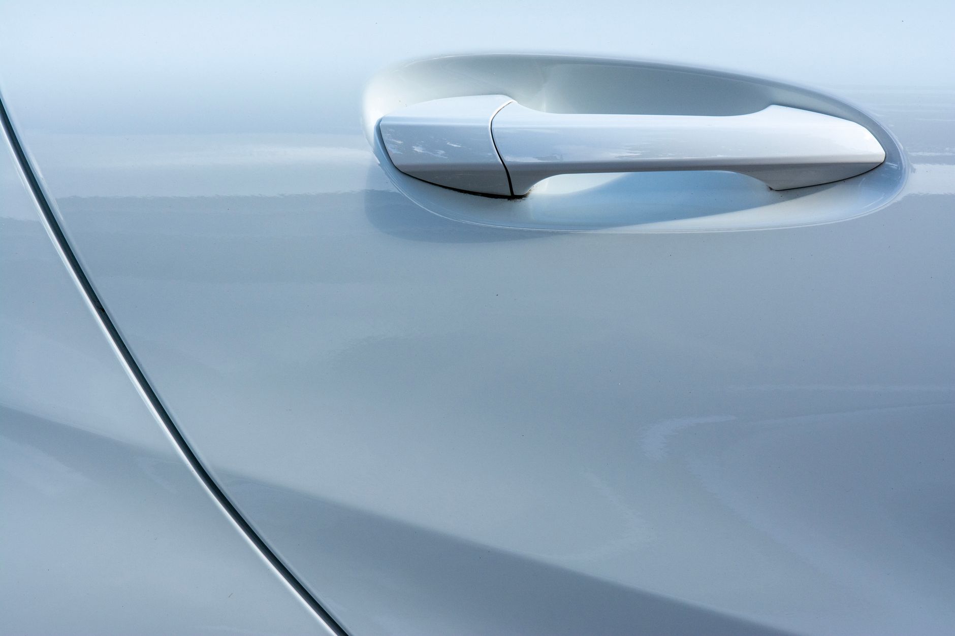 Gizli kapı kollu bir Tesla otomobilin görüntüsü