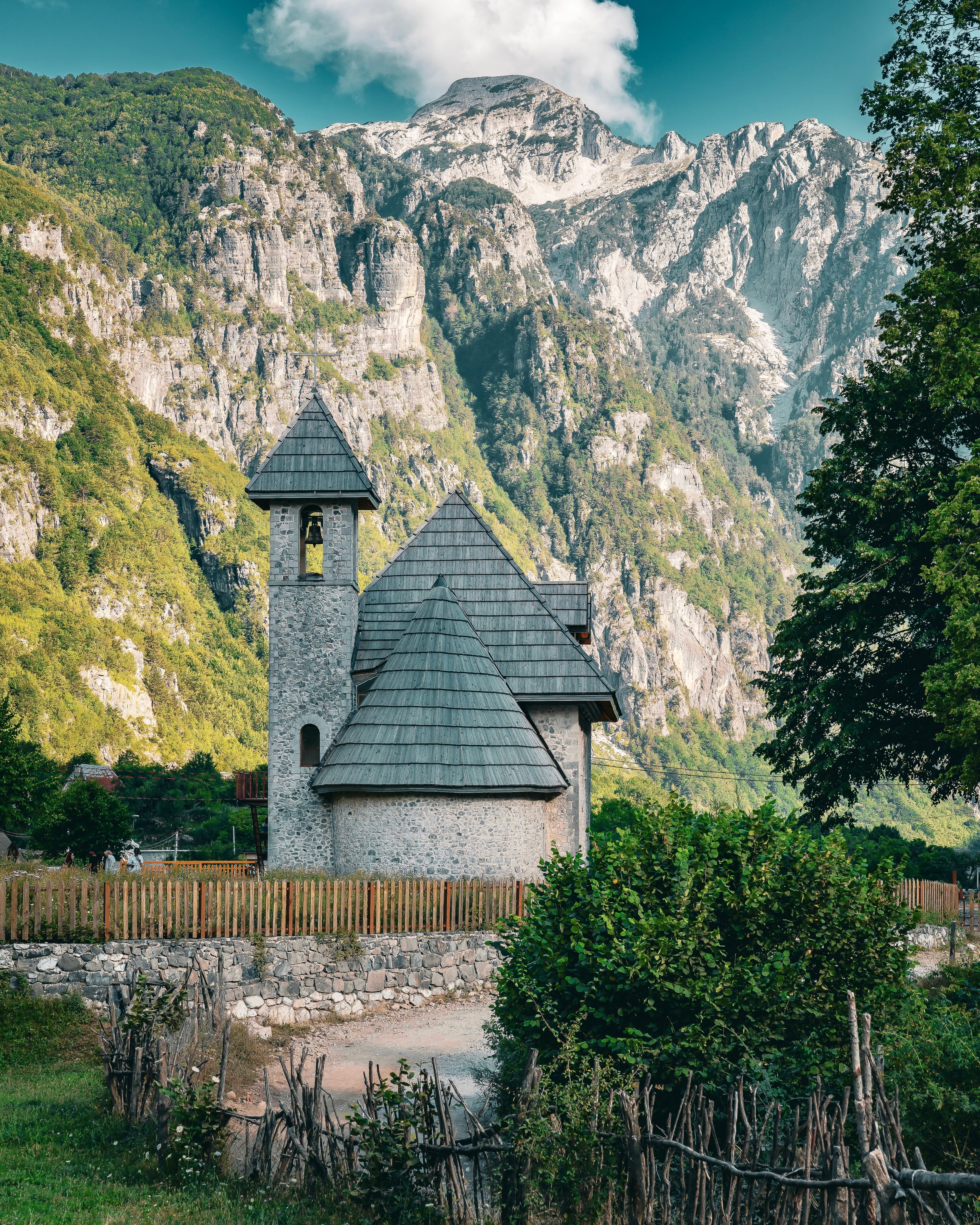 La iglesia de Theth en los Alpes albaneses