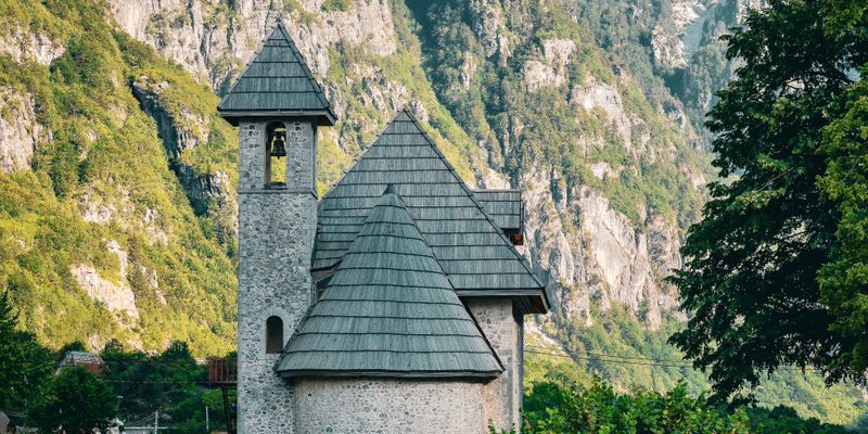 La iglesia de Theth en los Alpes albaneses