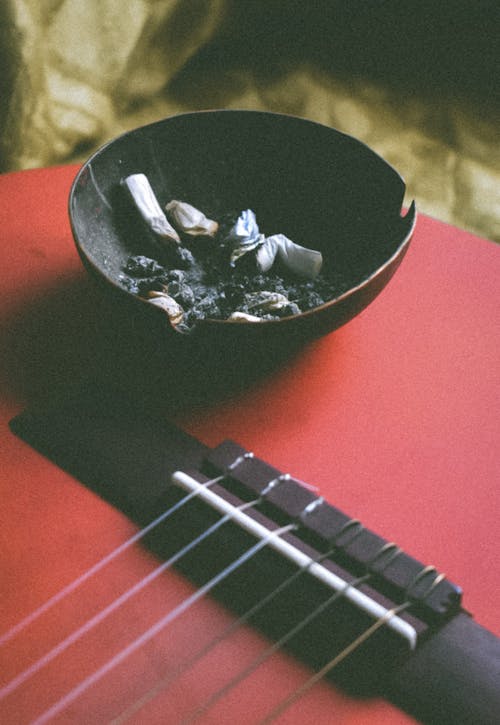 Darmowe zdjęcie z galerii z gitara, niedopałek, papierosy