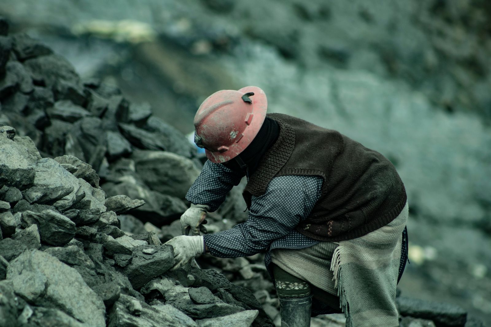 Trabalhadores extraindo minerais críticos em uma mina a céu aberto