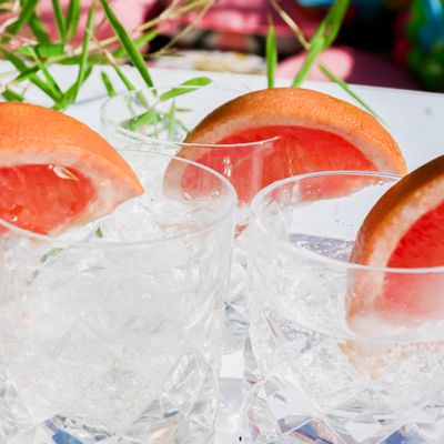 Bright grapefruit drinks with citrus slices — photo by Studio Naae on Pexels