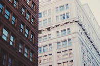 现代城市建筑与经典和现代办公楼的建筑风格形成了鲜明对比