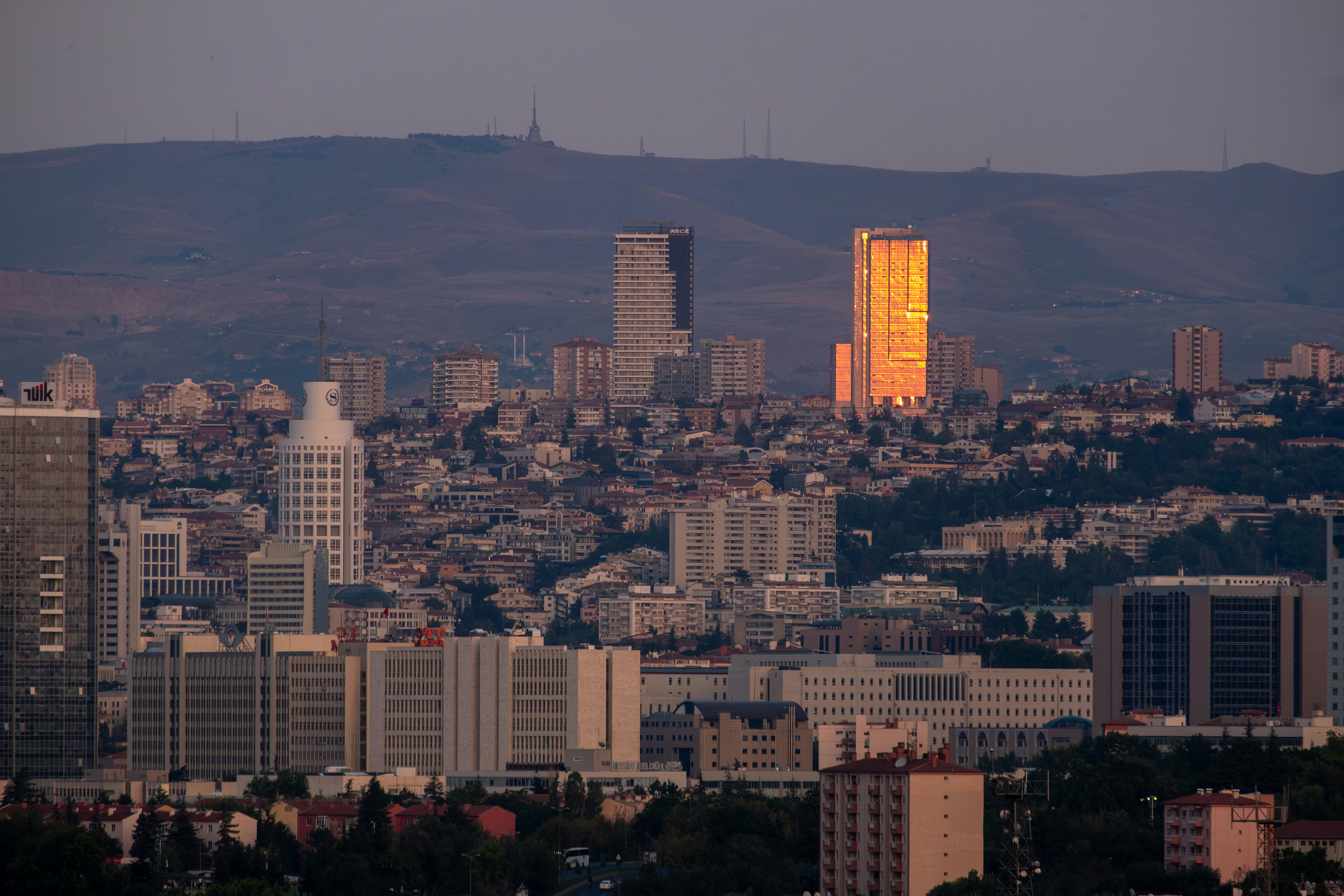 Akşam saatlerinde Ankara şehir silueti