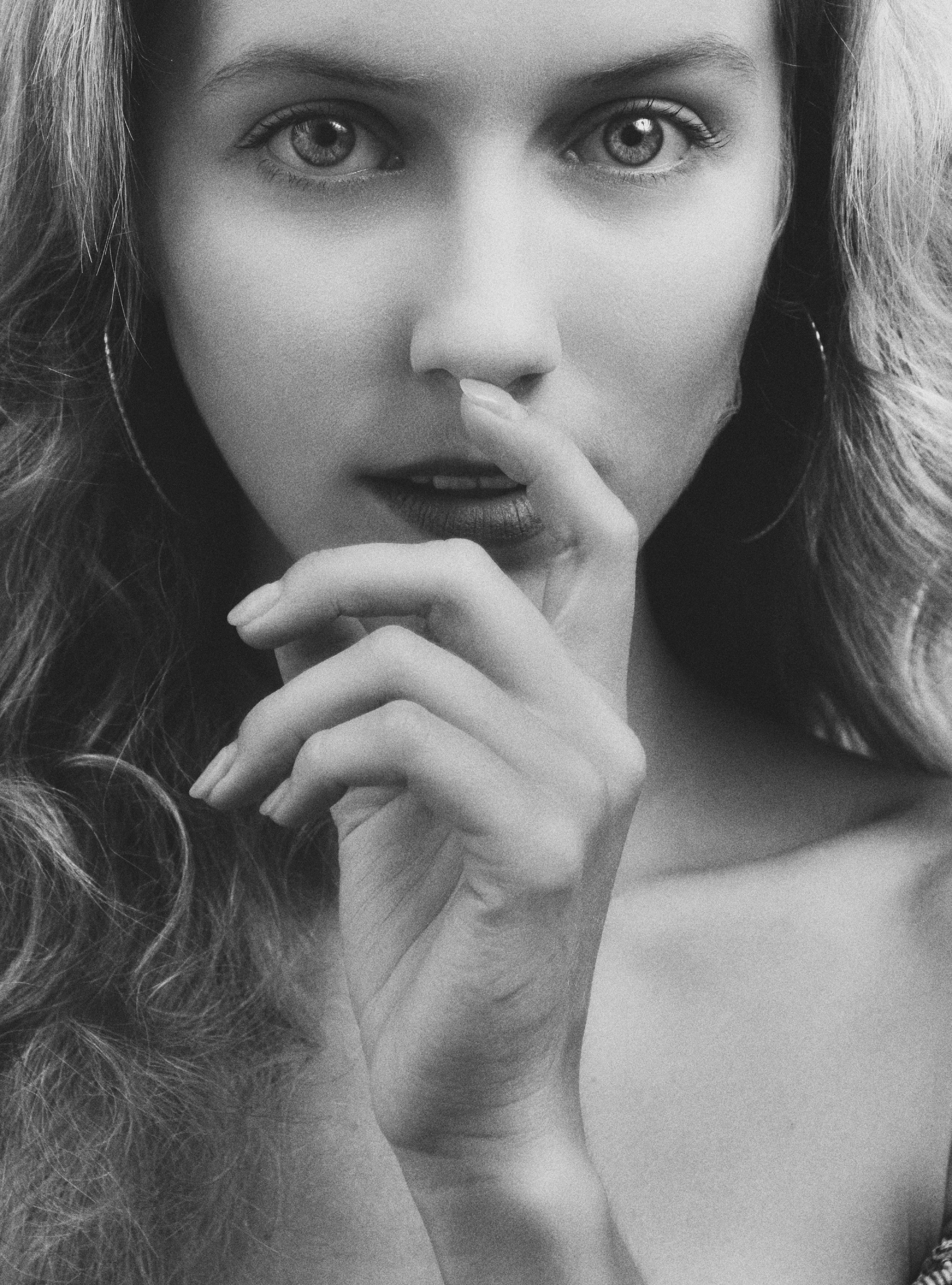 Portrait of a Beautiful Woman in Black and White · Free Stock Photo