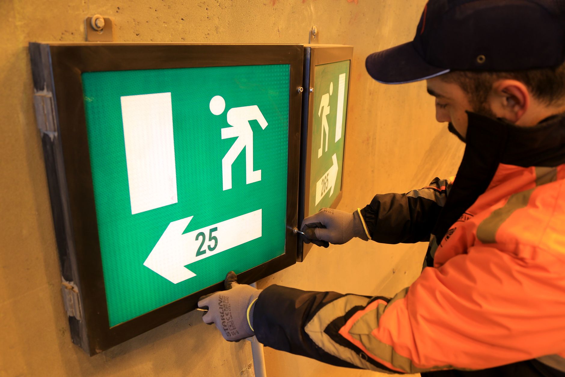 Júnová správa o pracovných miestach: Stabilný rast, ale varovné signály sa množia
