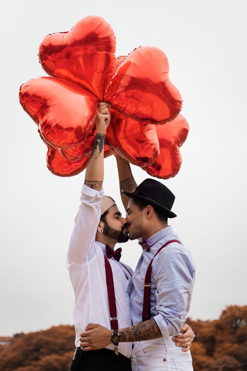 免费 两名男子亲吻和拥抱气球 素材图片