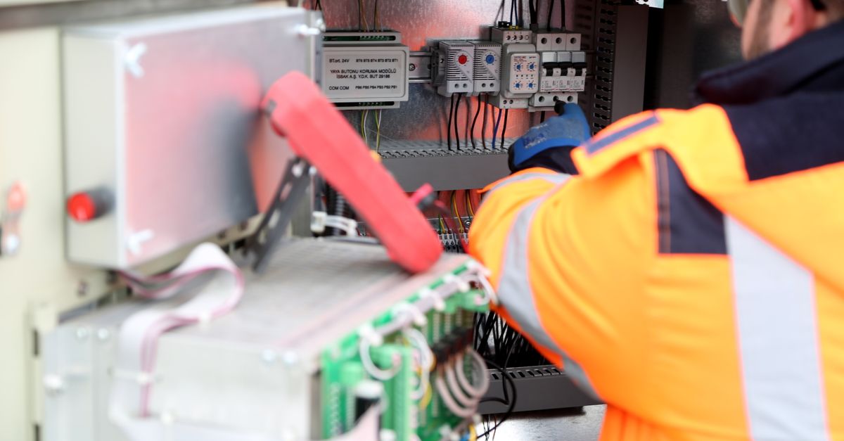 Electricista trabajando en una instalación eléctrica