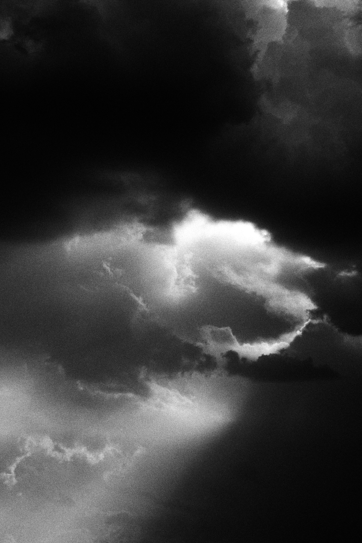 A black and white photo of a dark sky · Free Stock Photo
