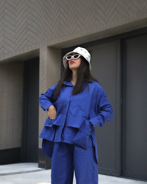Gratis stockfoto met Aziatische vrouw, blauwe kleding, gebouw