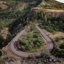蜿蜒的道路穿过俄勒冈州郁郁葱葱的风景，非常适合旅行和冒险爱好者
