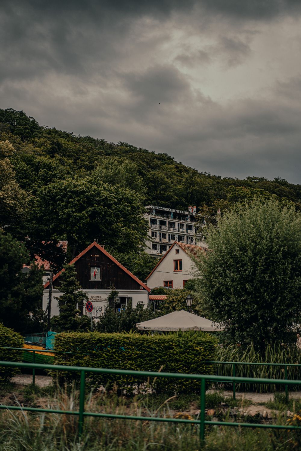Maison entourée de verdure à la campagne